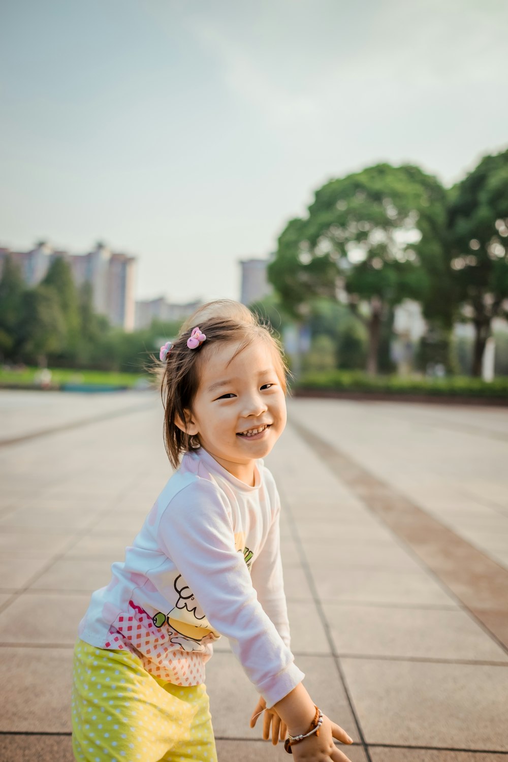 girl wearing white long-sleeved shirt