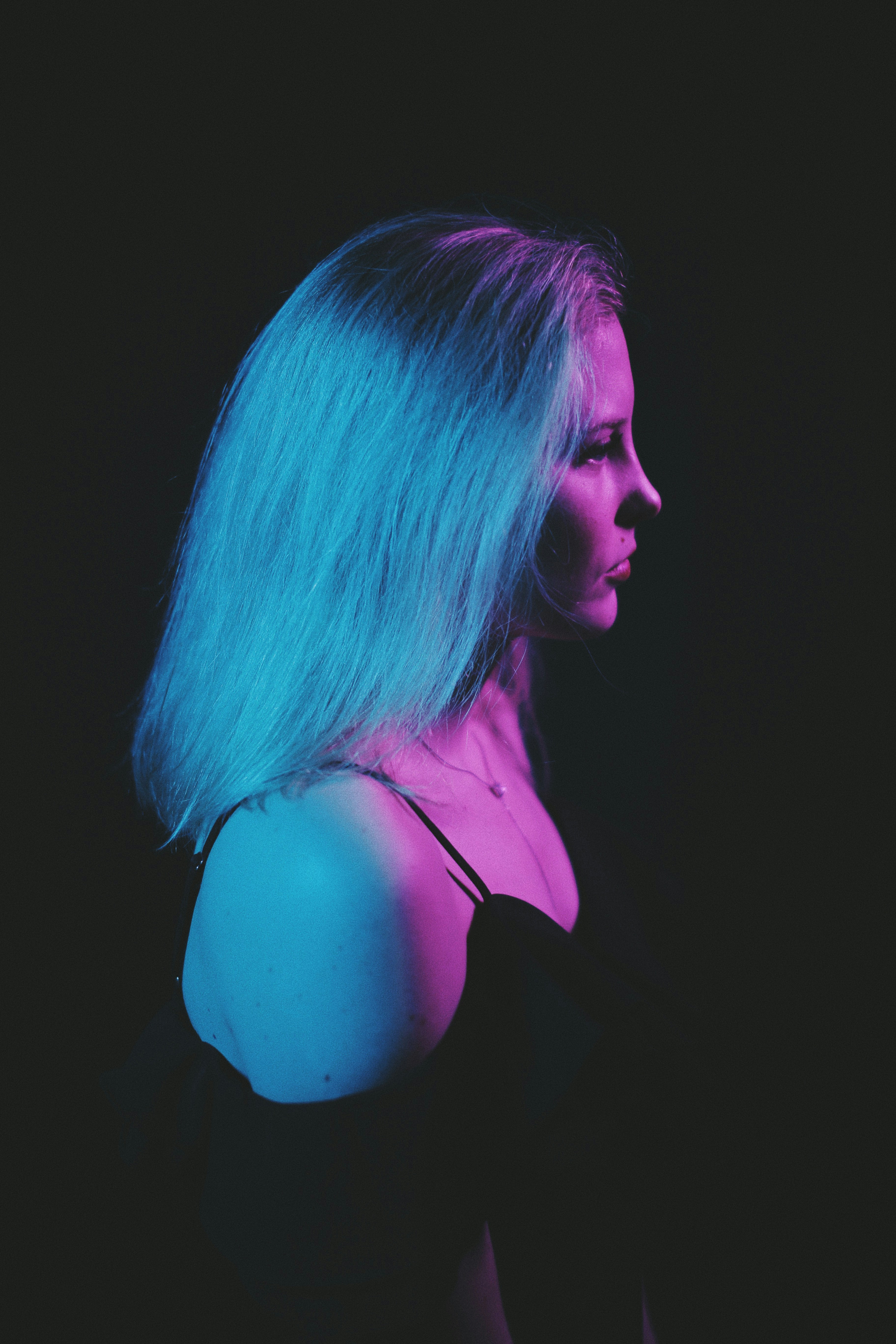 woman wearing black blouse facing right side