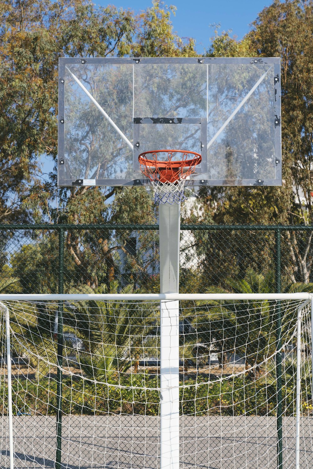Selektive Fokusfotografie eines tragbaren Basketballsystems bei Tag