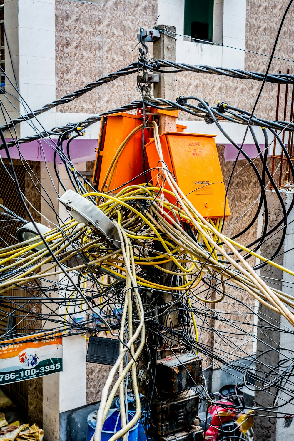 Poste elétrico ao ar livre durante o dia