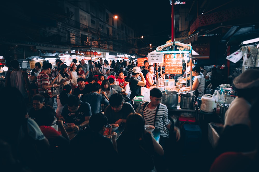 pessoas comendo na rua