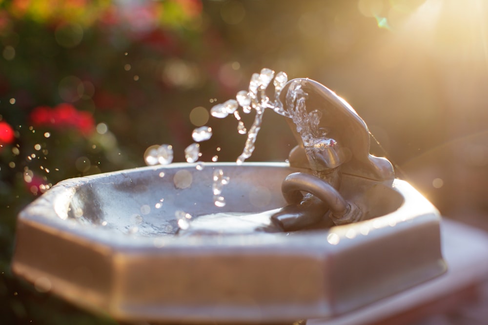 round drinking fountain outdoor during daytime