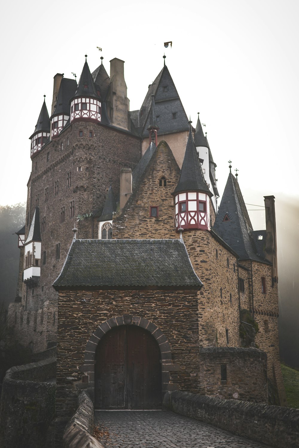 Château en béton brun