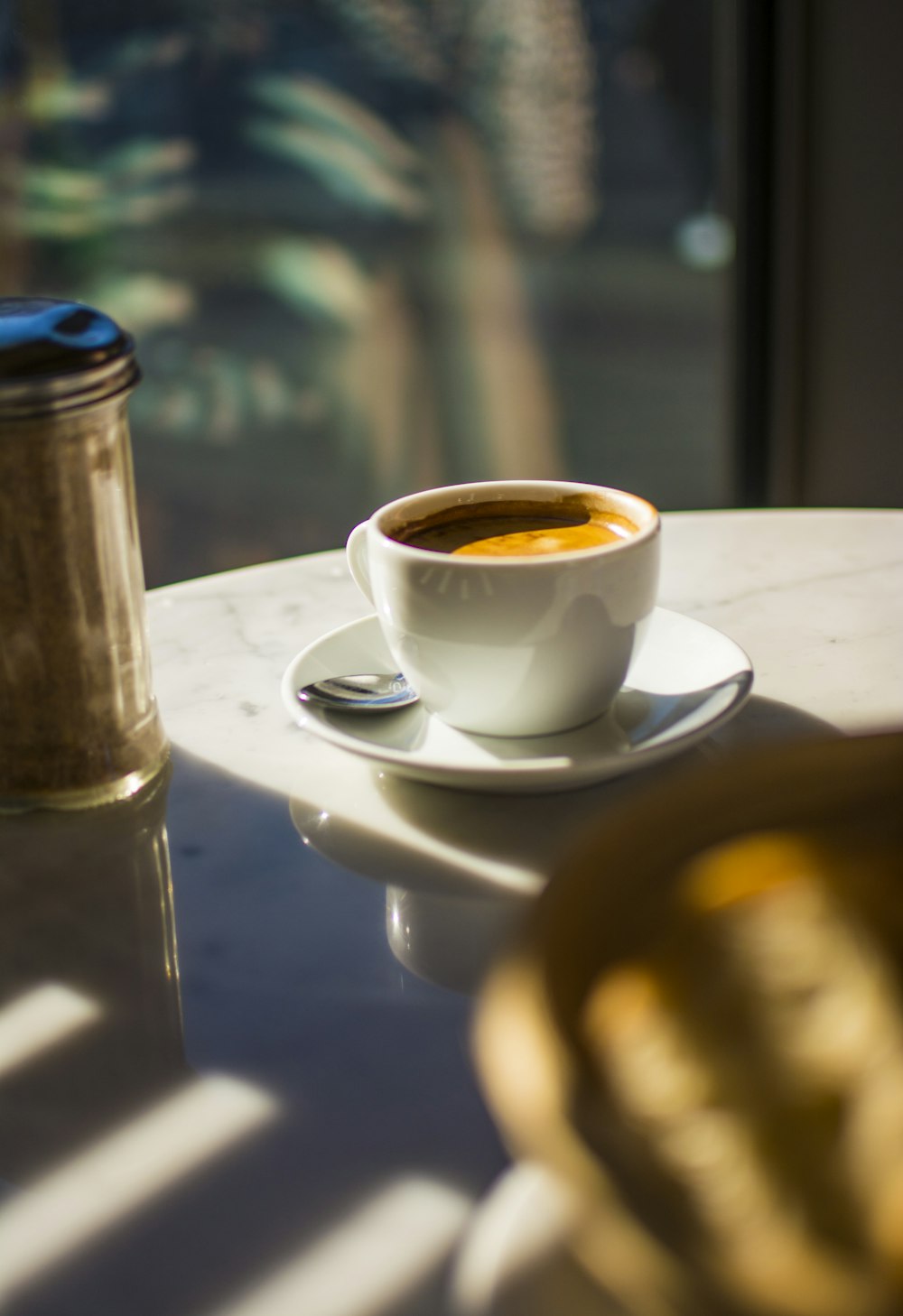 weiße Keramiktasse auf Untertasse