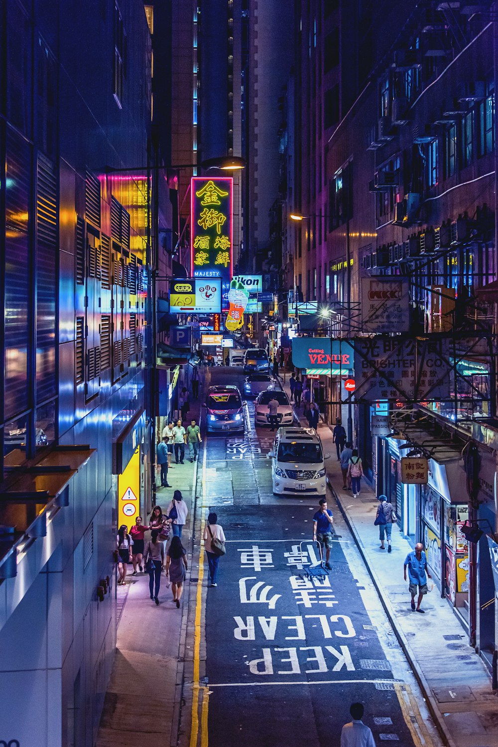 Menschen auf der Straße während der Nacht