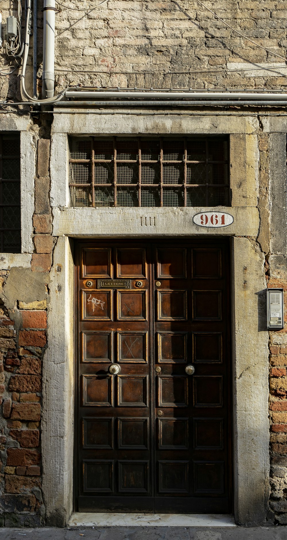 porta de madeira marrom fechada