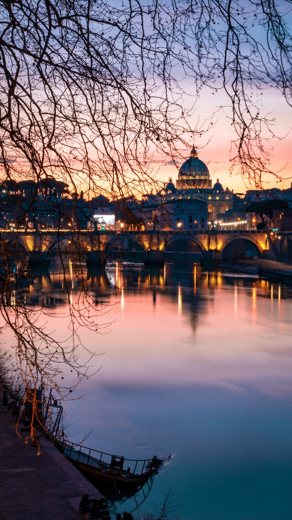 Riflessione dell'edificio sullo specchio d'acqua