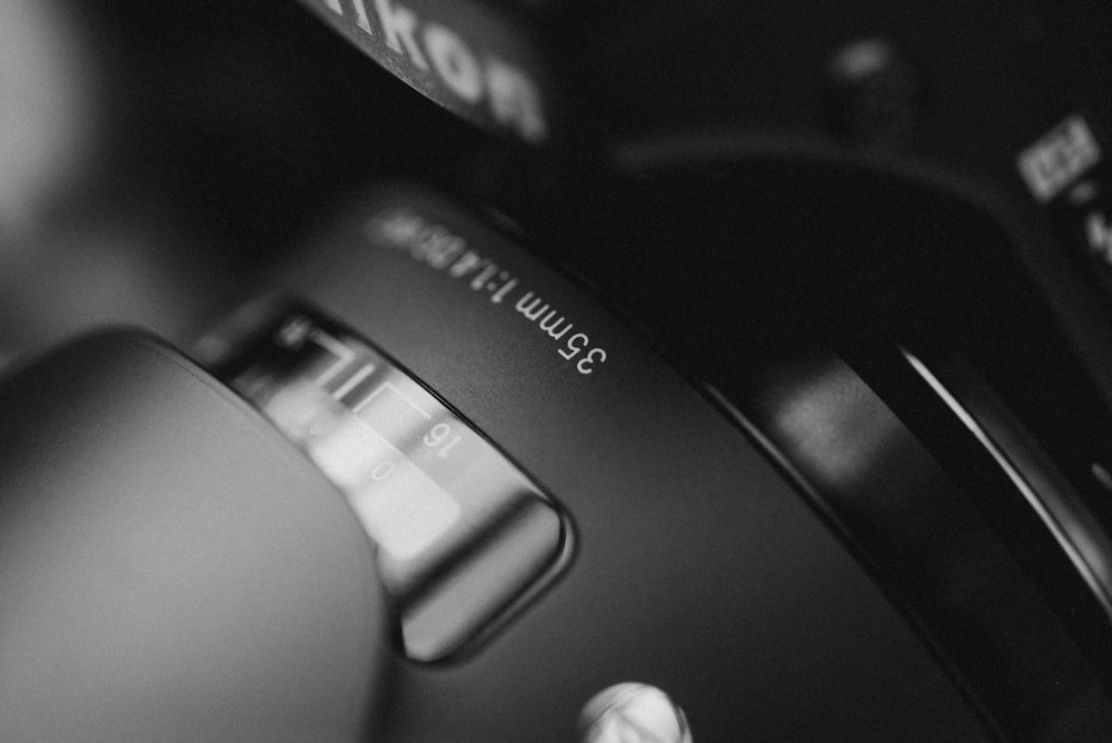 Una foto en blanco y negro de una cámara