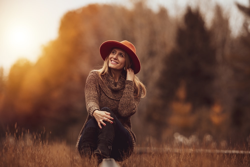 草原に座って微笑む女性