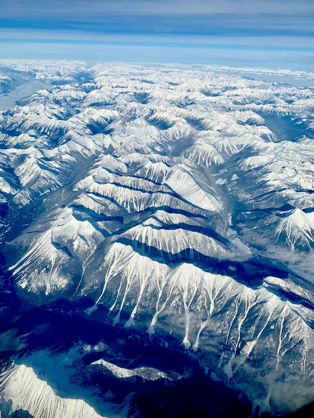 Photo aérienne de montagnes près d’un plan d’eau pendant la journée