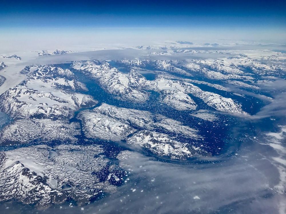 Fotografía aérea de montañas cubiertas de nieve durante el día