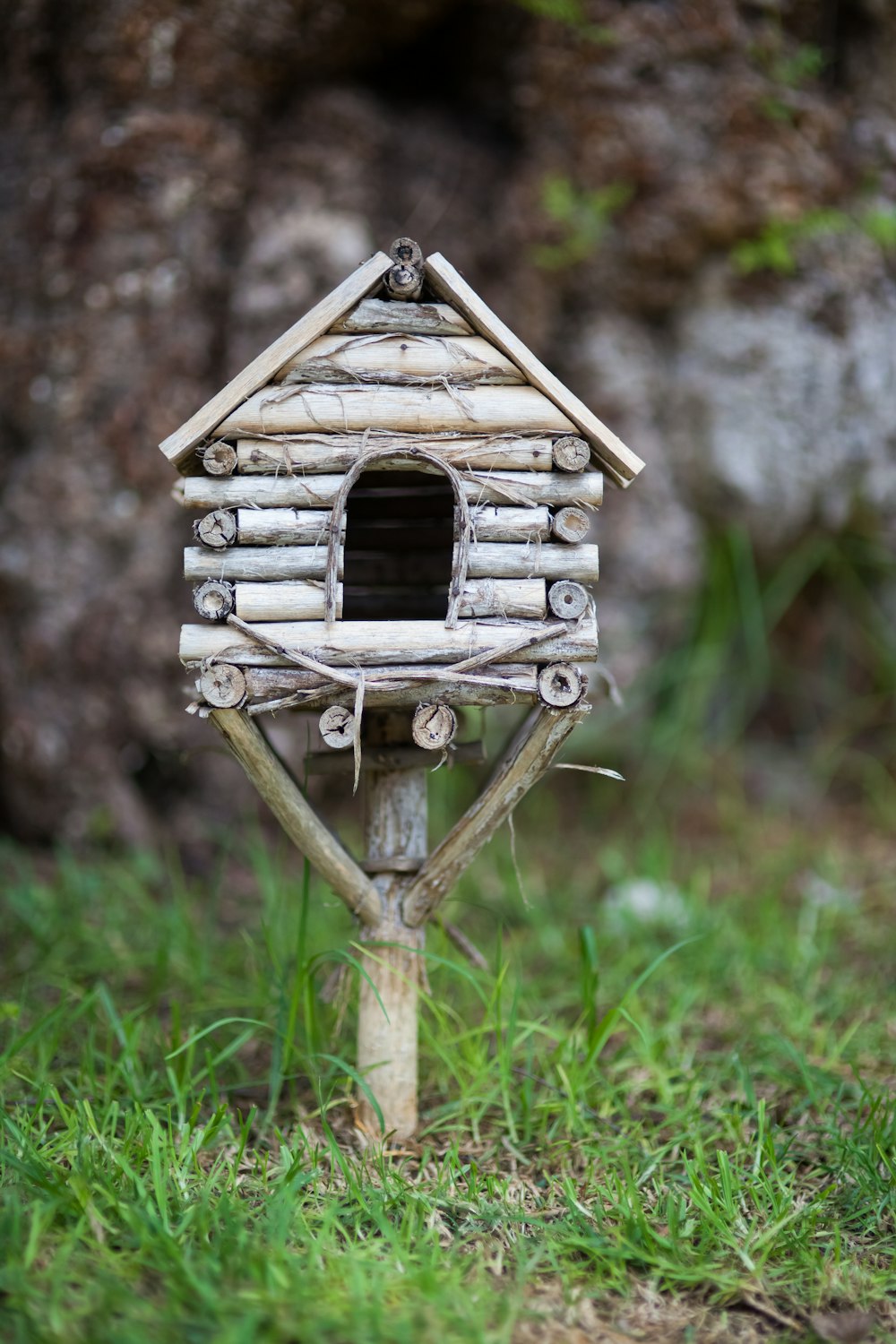 casa de pássaros de madeira branca