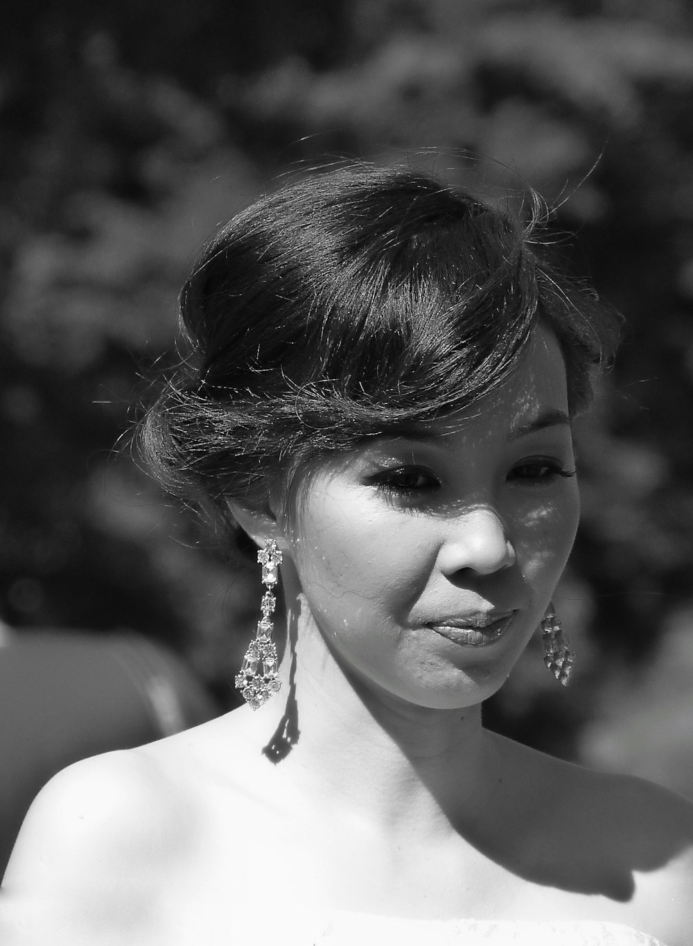 Senior algerien souriant utilisant une tablette numerique