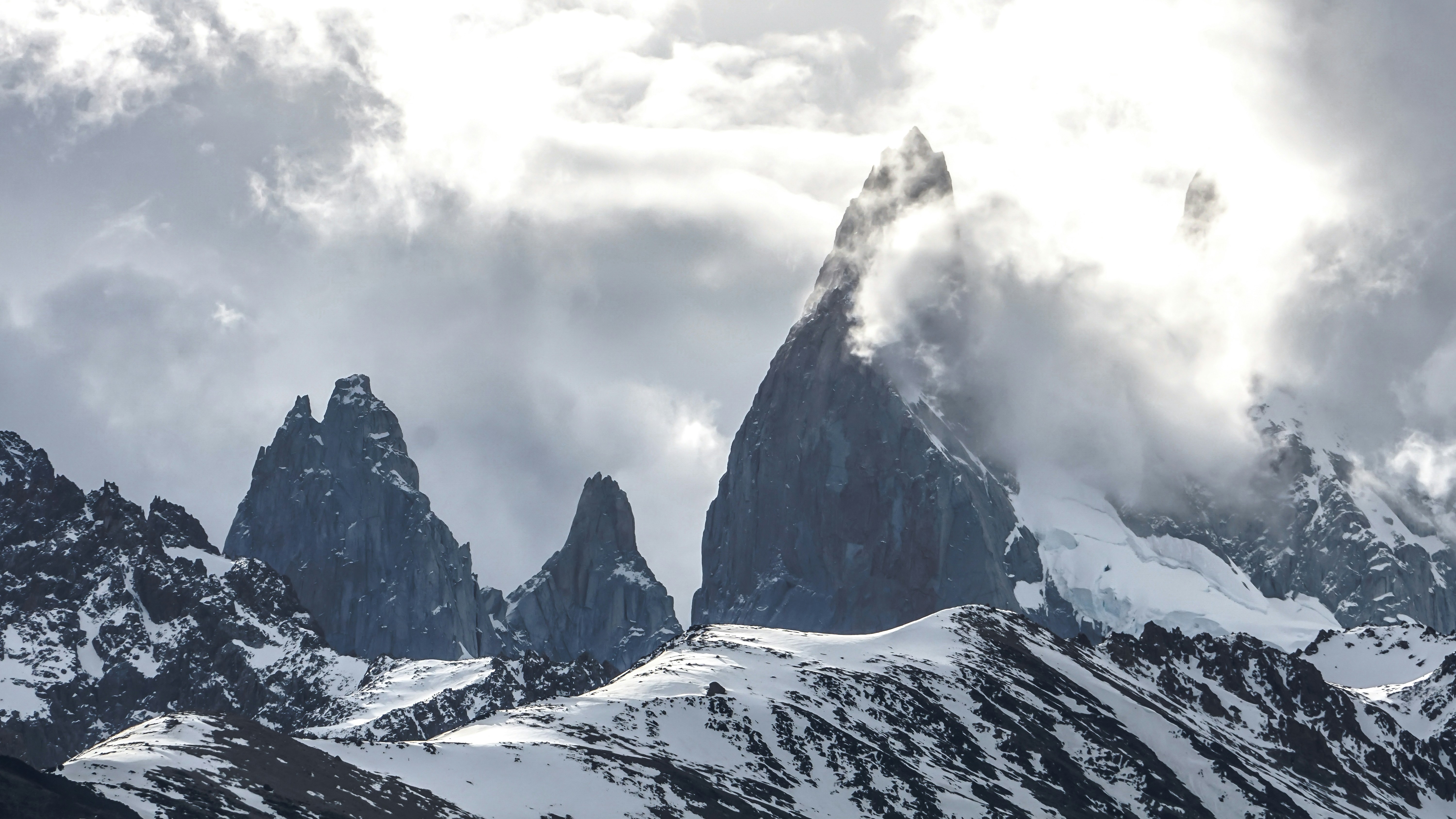 Grauer und weißer Berg