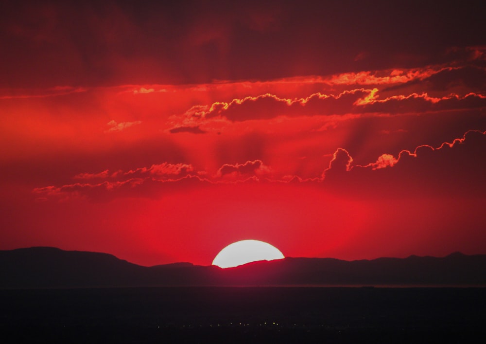 夜の山のシルエット