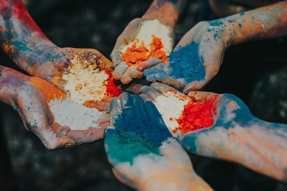 poudre de couleur sur les paumes