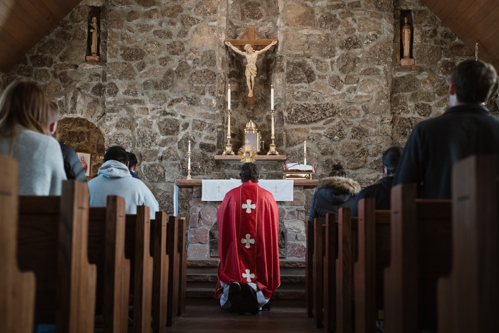 pessoas sentadas no banco da igreja dentro da igreja