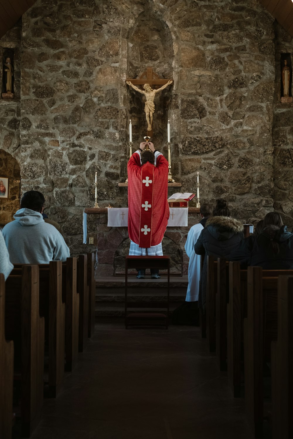 Homme debout à l’intérieur de l’église