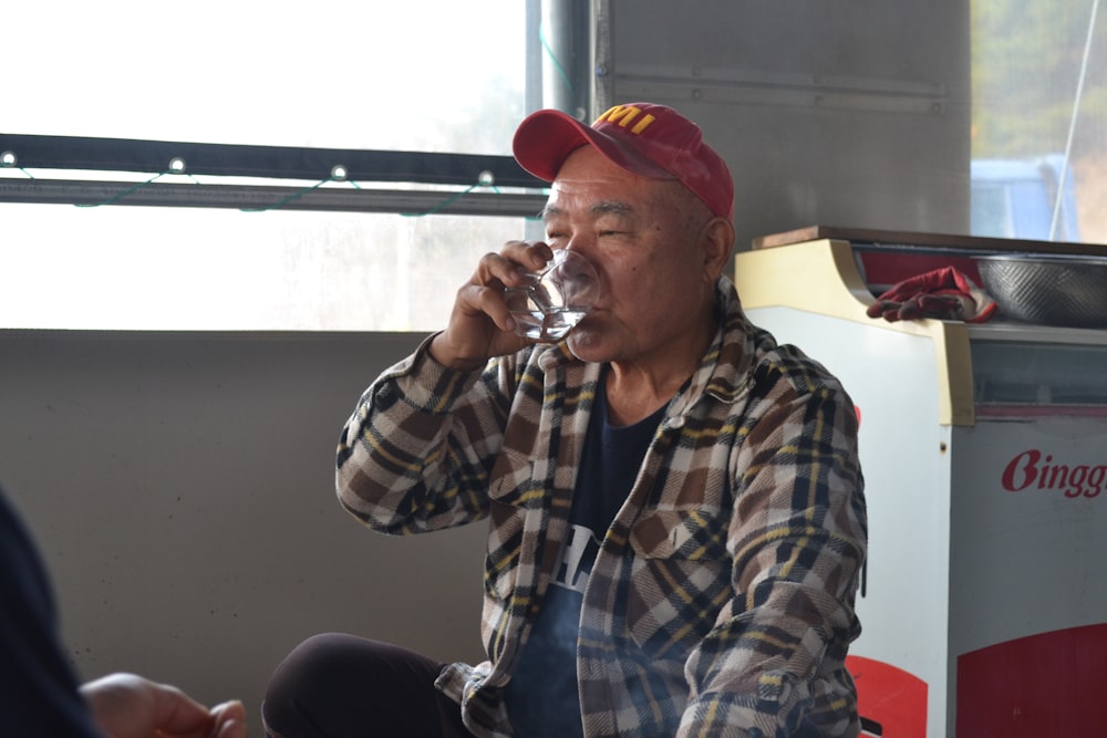 Hombre con camisa deportiva marrón