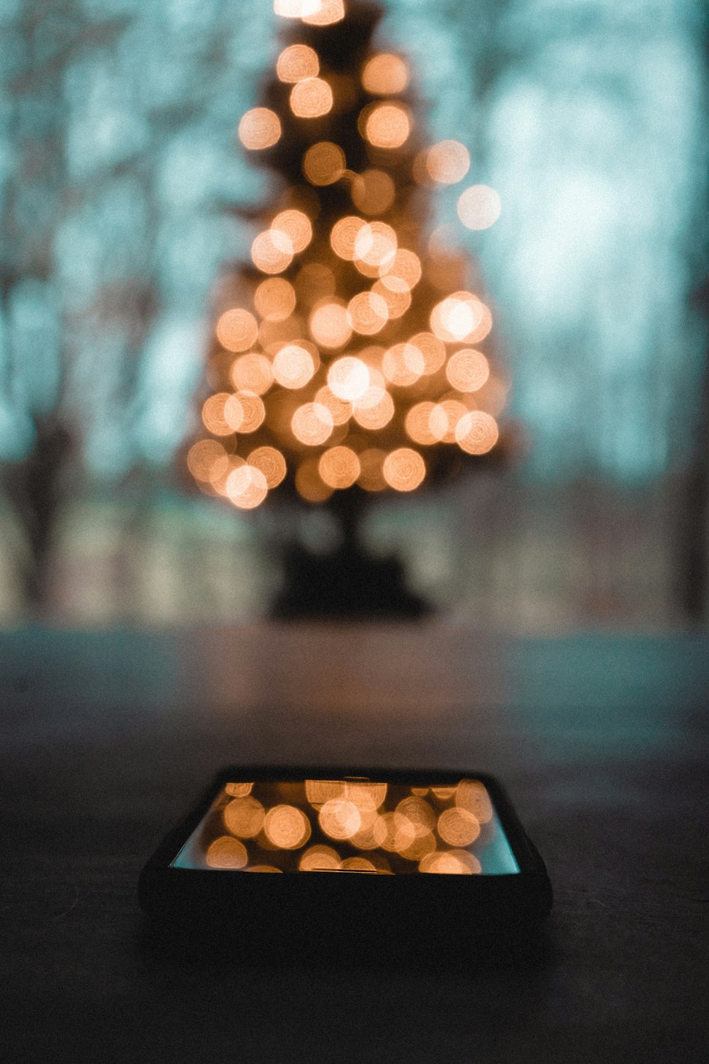 Luci bokeh arancioni e telefono nero