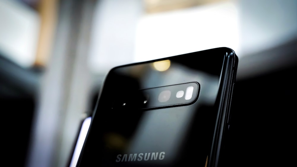 photographie de mise au point sélective d’un smartphone Samsung Galaxy noir