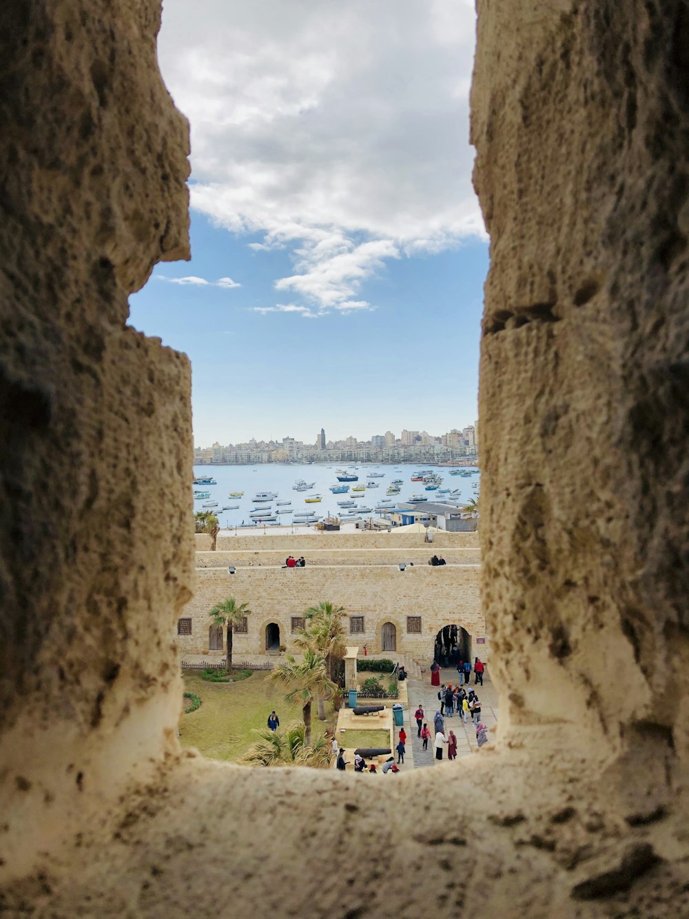 persone che camminano sulla strada vicino all'edificio