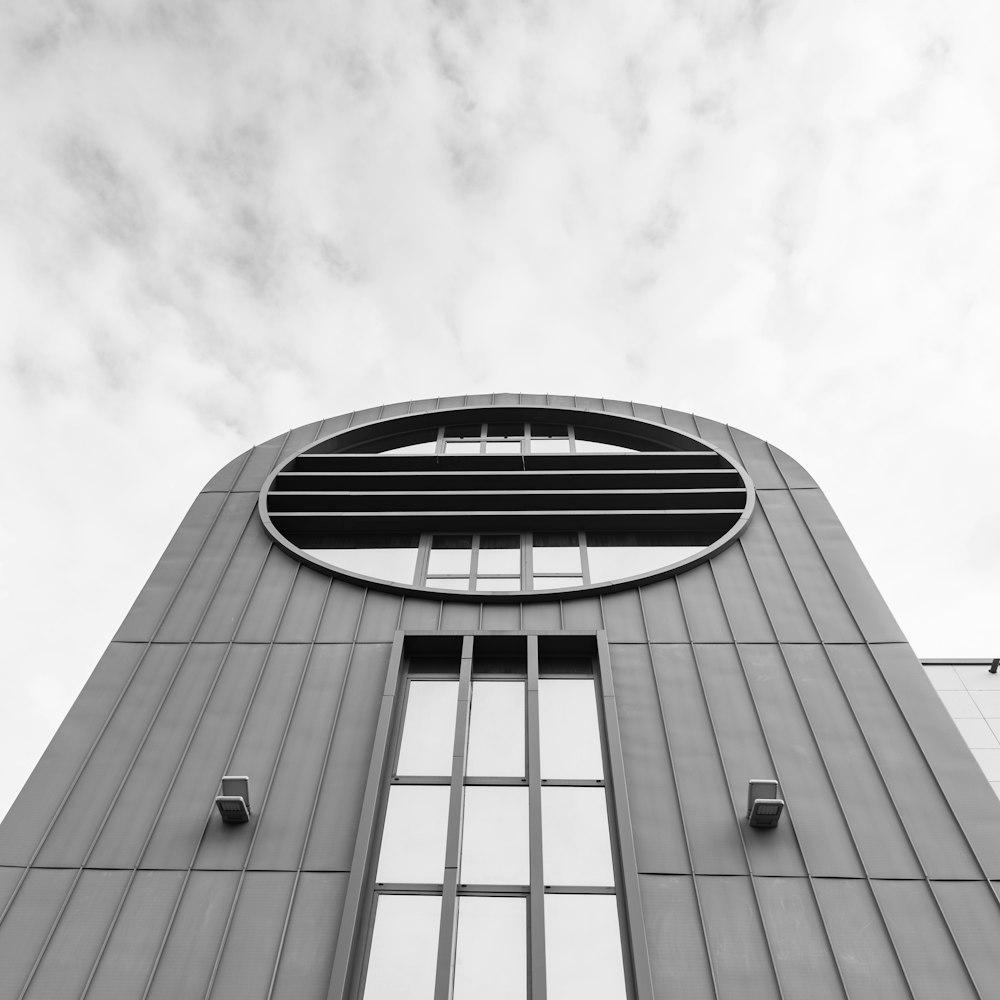 Photographie en contre-plongée d’un bâtiment en béton sous un ciel nuageux