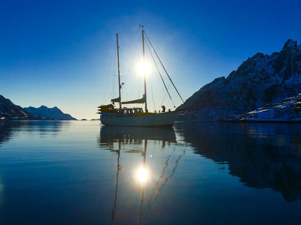 ein Segelboot, das auf einem Gewässer schwimmt