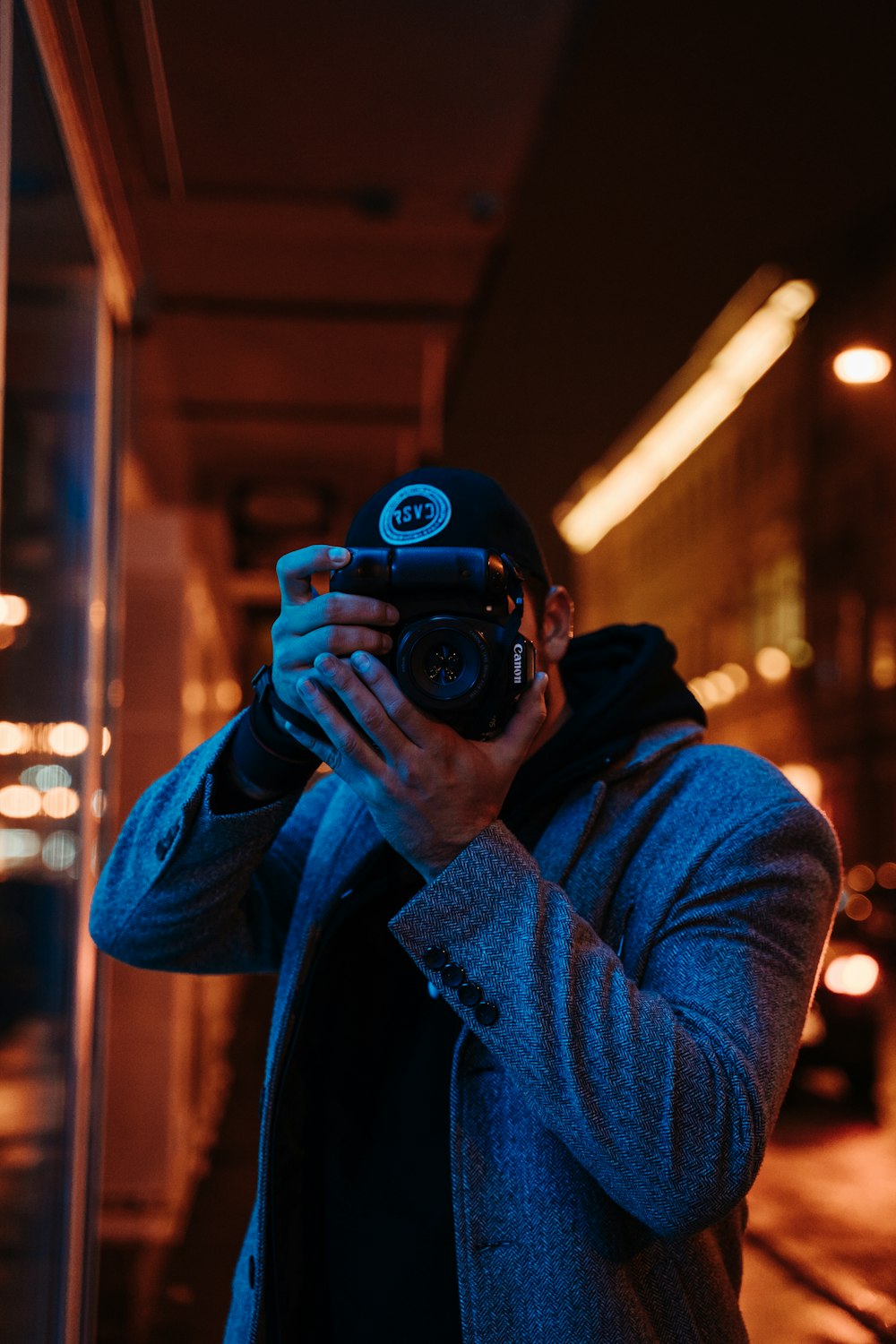 hombre tomando foto con una cámara DSLR