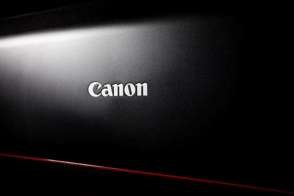 Un laptop nero con la parola Canon su di esso