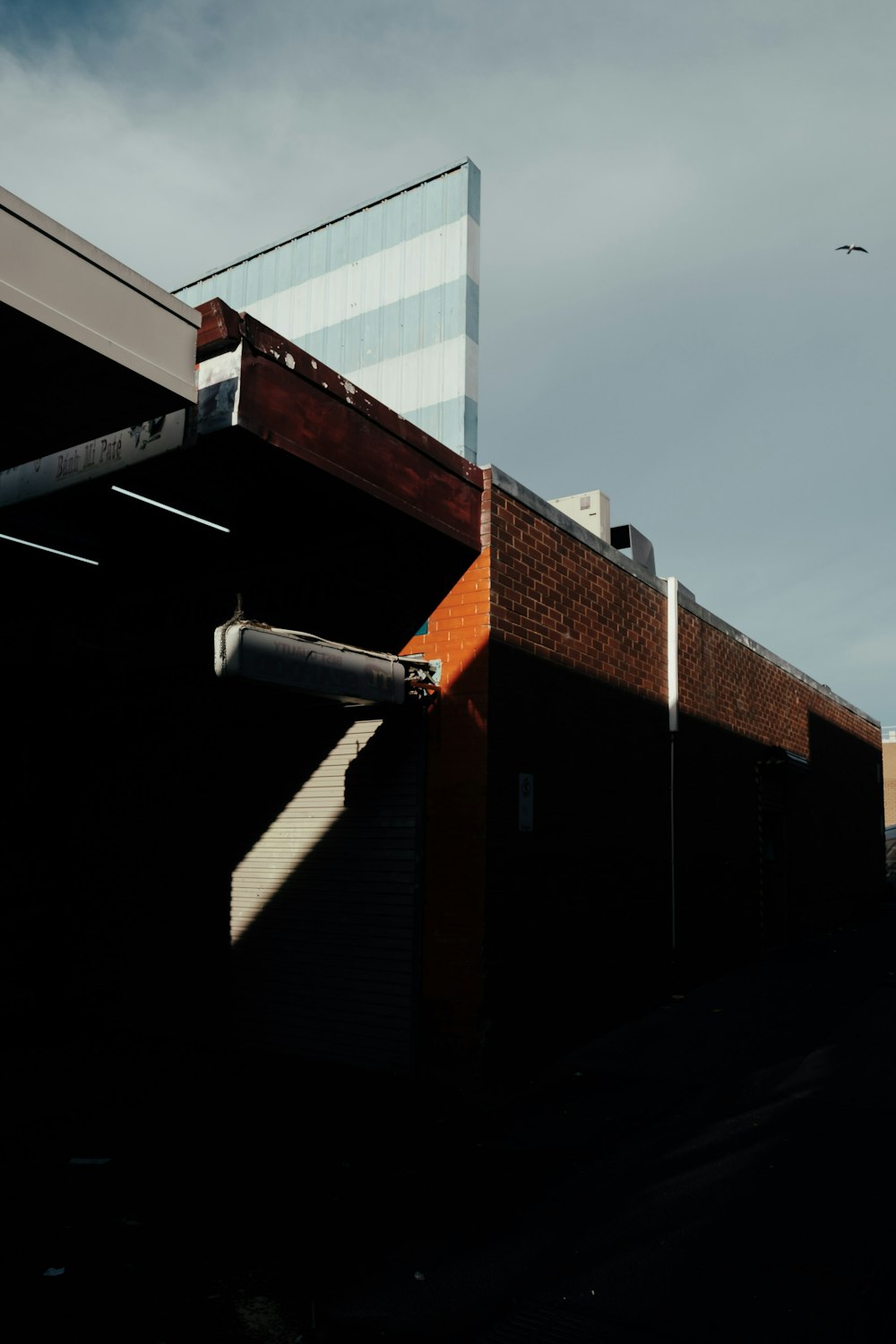 Edificio de hormigón bajo el cielo azul