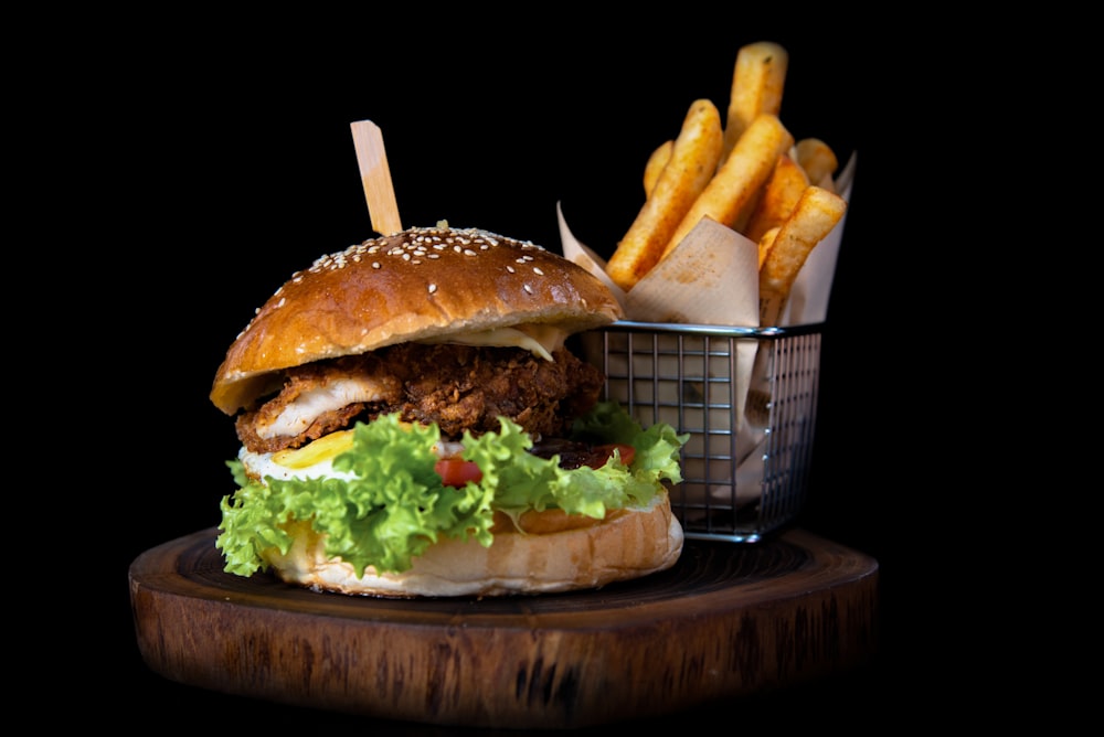 Hamburger mit Pommes frites an Bord