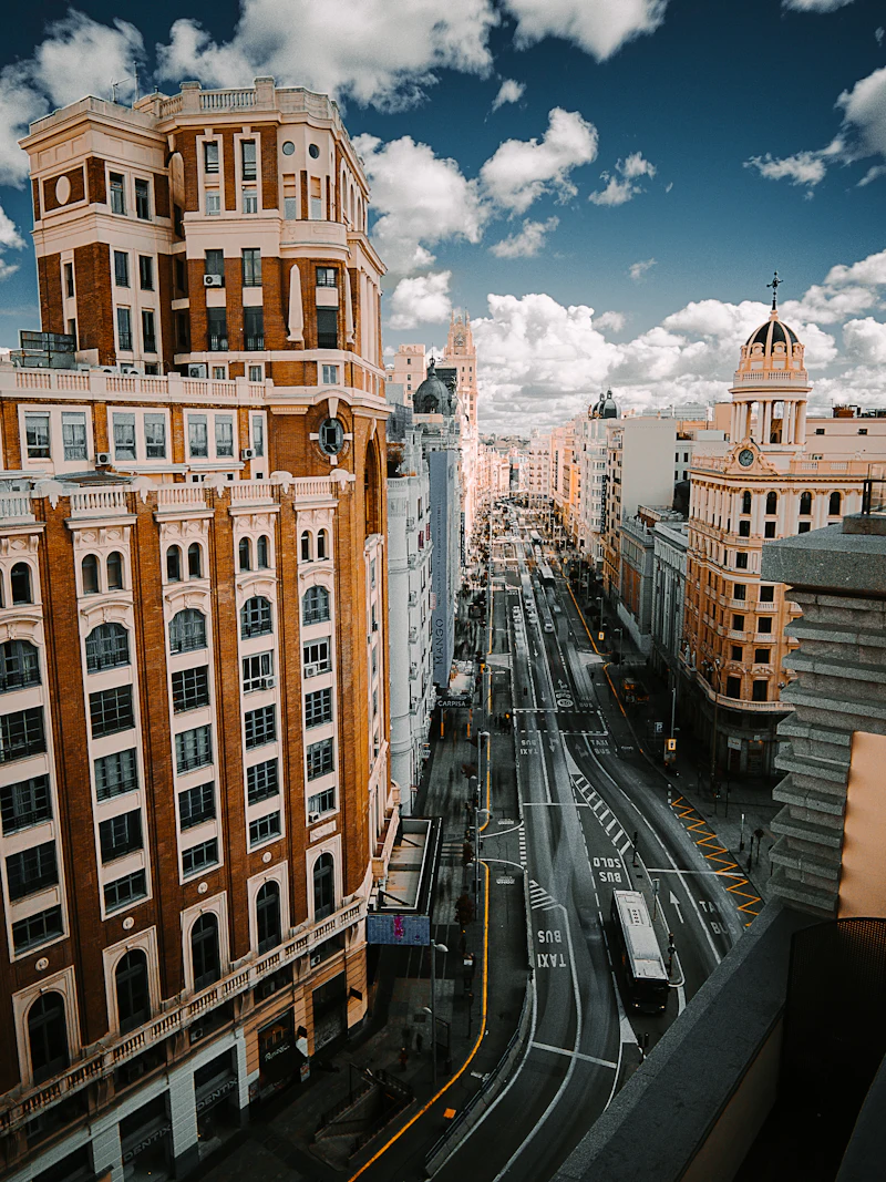 The Gran Vía in Madrid from above, the Edificio Carrión on its corner