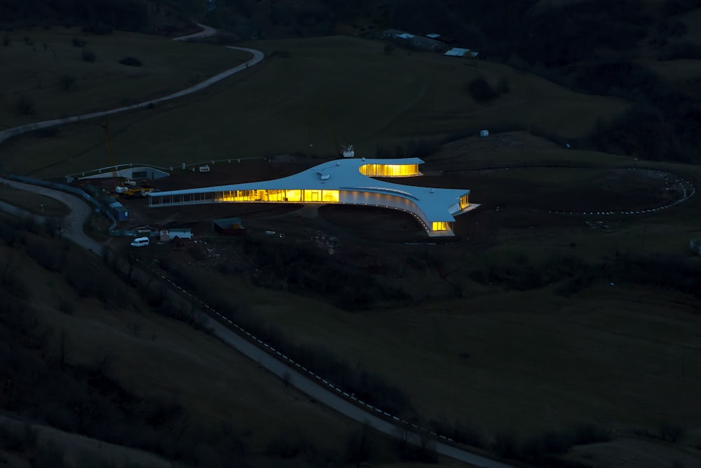 Casa Blanca al lado de la autopista