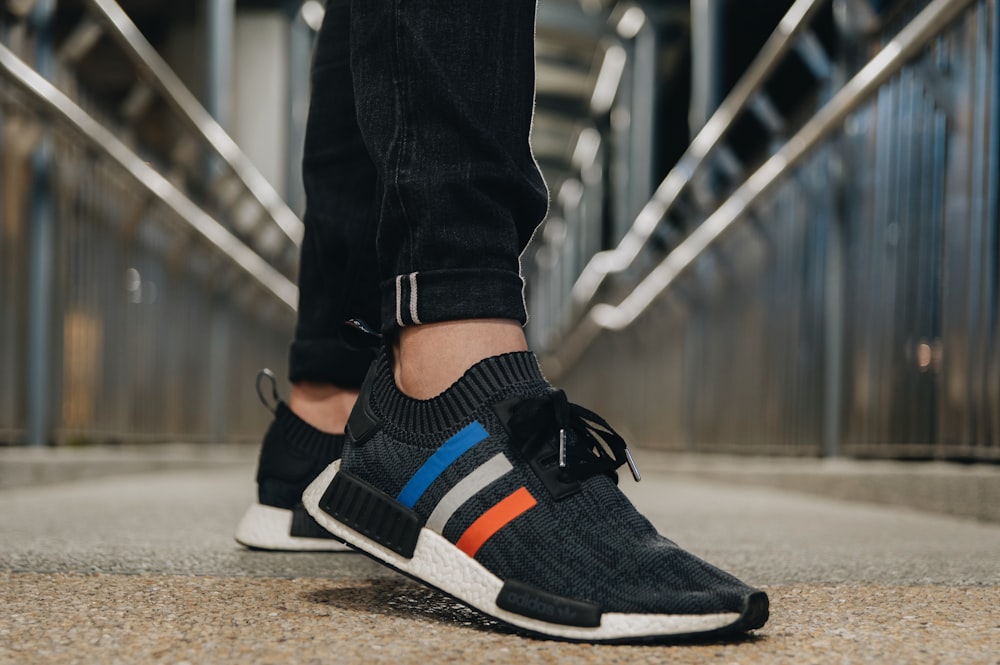 Foto Pessoa usando sapatos Adidas pretos – Imagem de Calçado grátis no  Unsplash