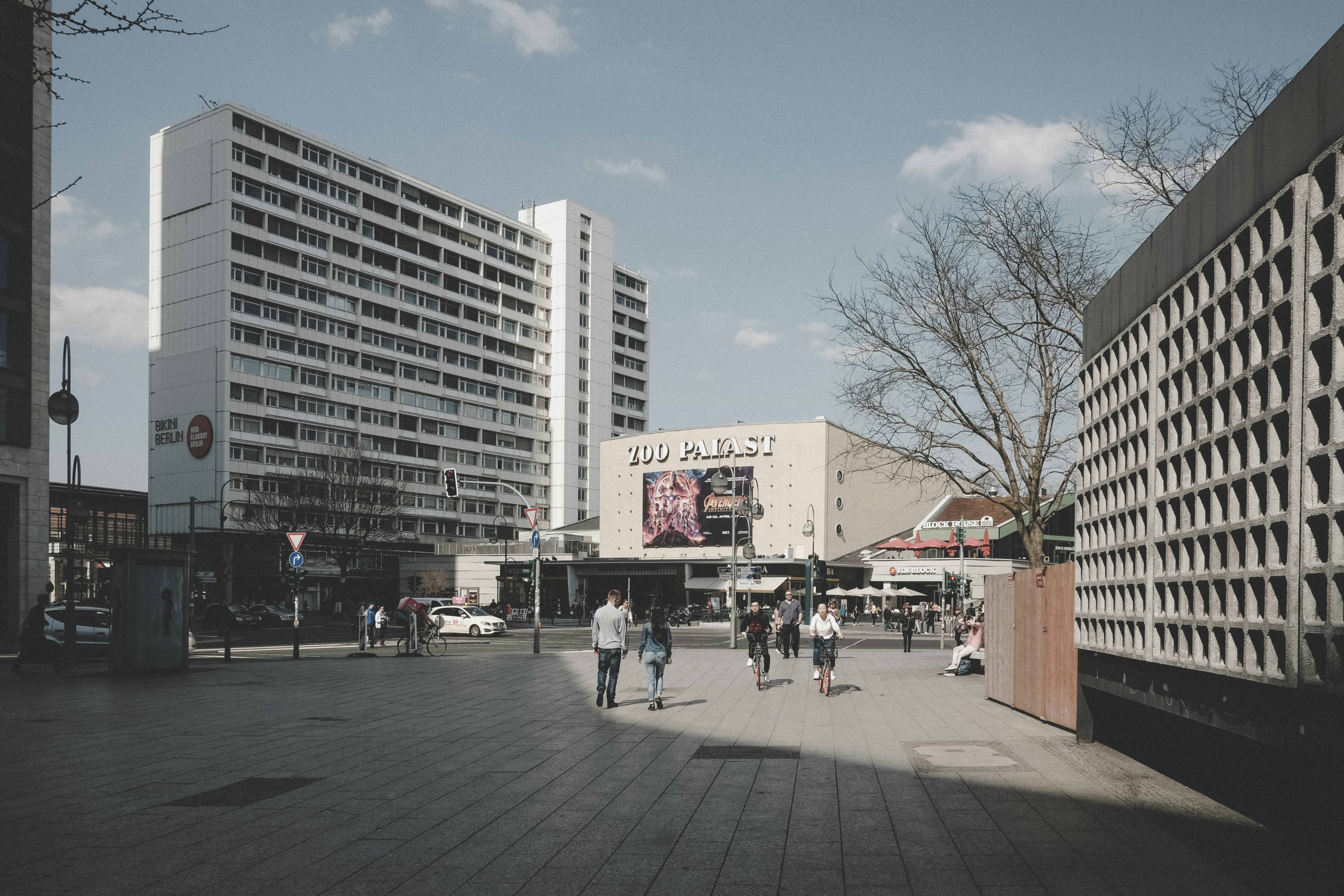 gente caminando por la calle rodeada de edificios
