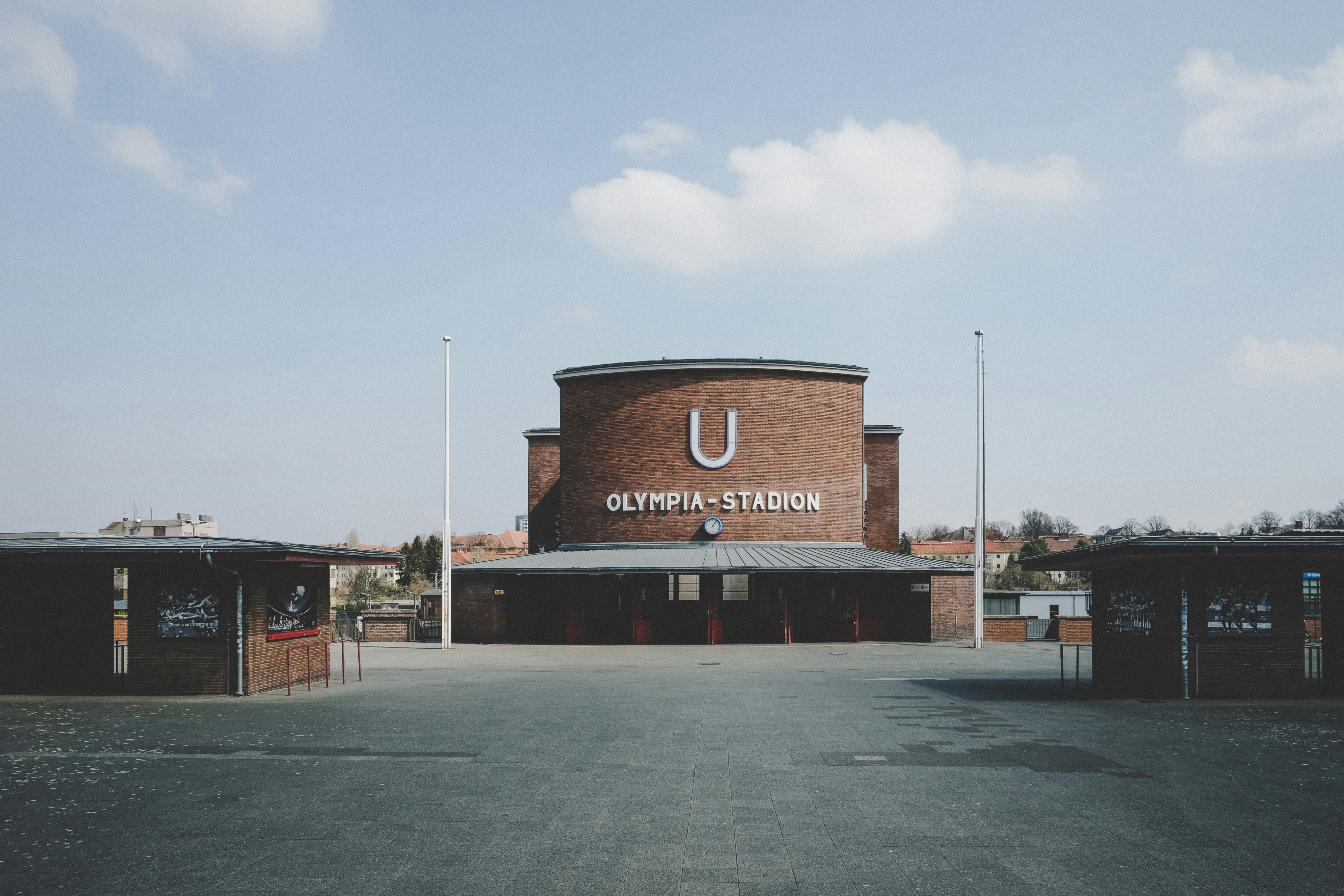 Edificio de hormigón marrón y gris