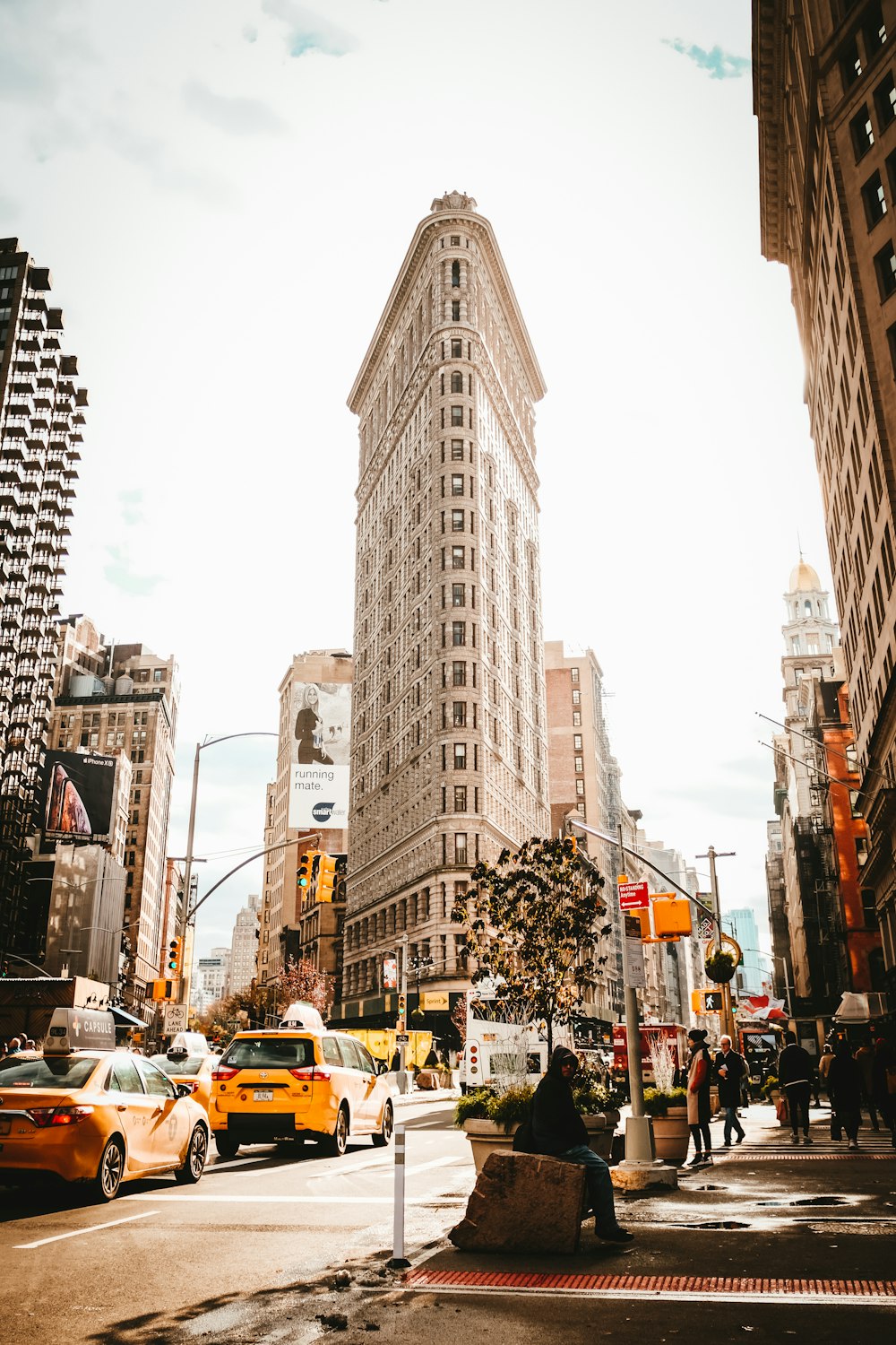 Fahrzeuge, die vor dem Flatiron Building vorbeifahren