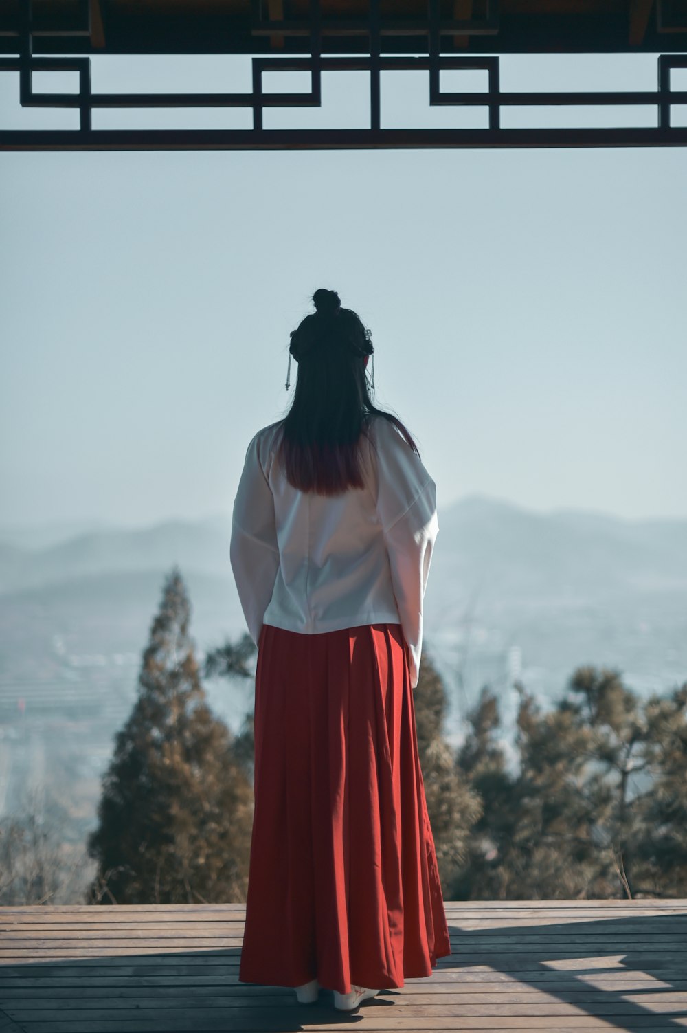 Frau brennt weißer und roter Kimono