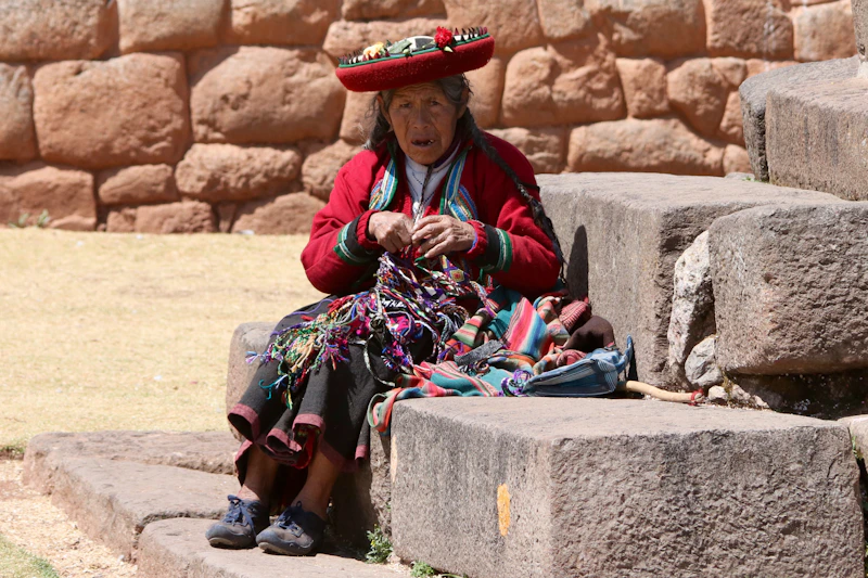 mujer madura en escaleras