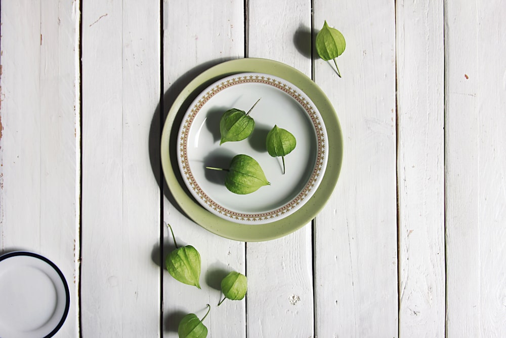 green leaf on ceramic plate