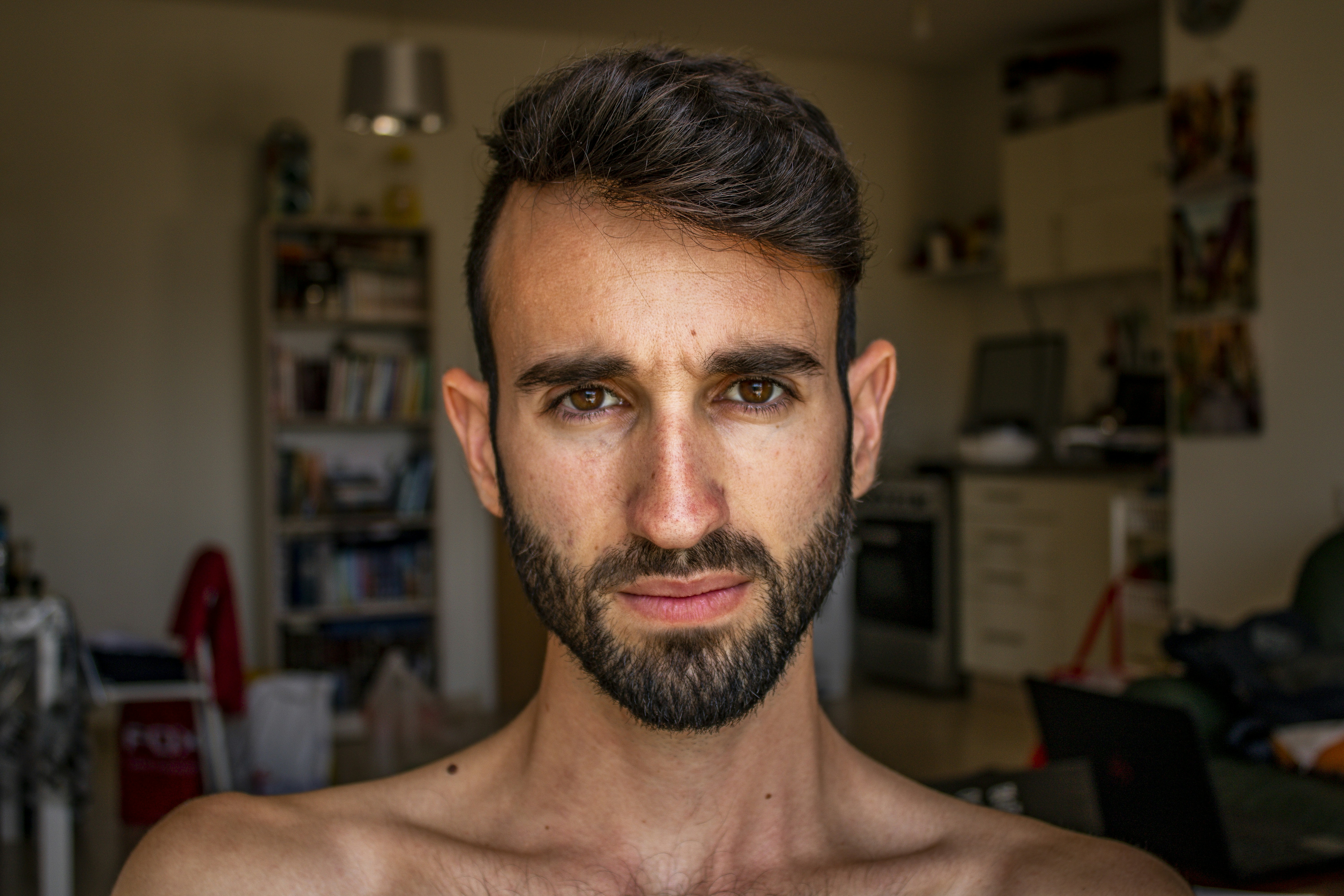 Corte masculino preciso con tijeras y peine