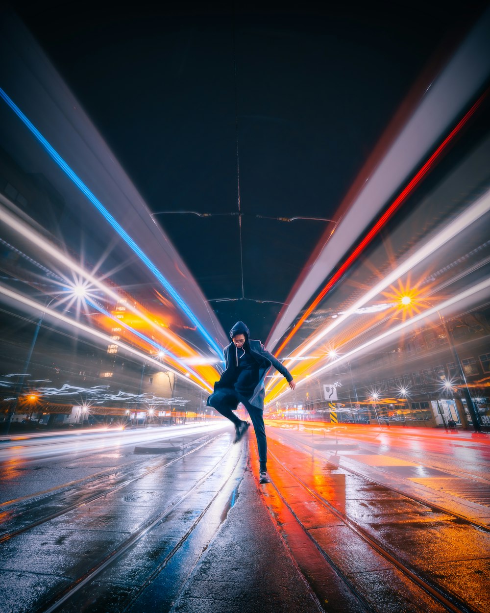 Zeitrafferfoto eines Mannes, der auf die Straße springt