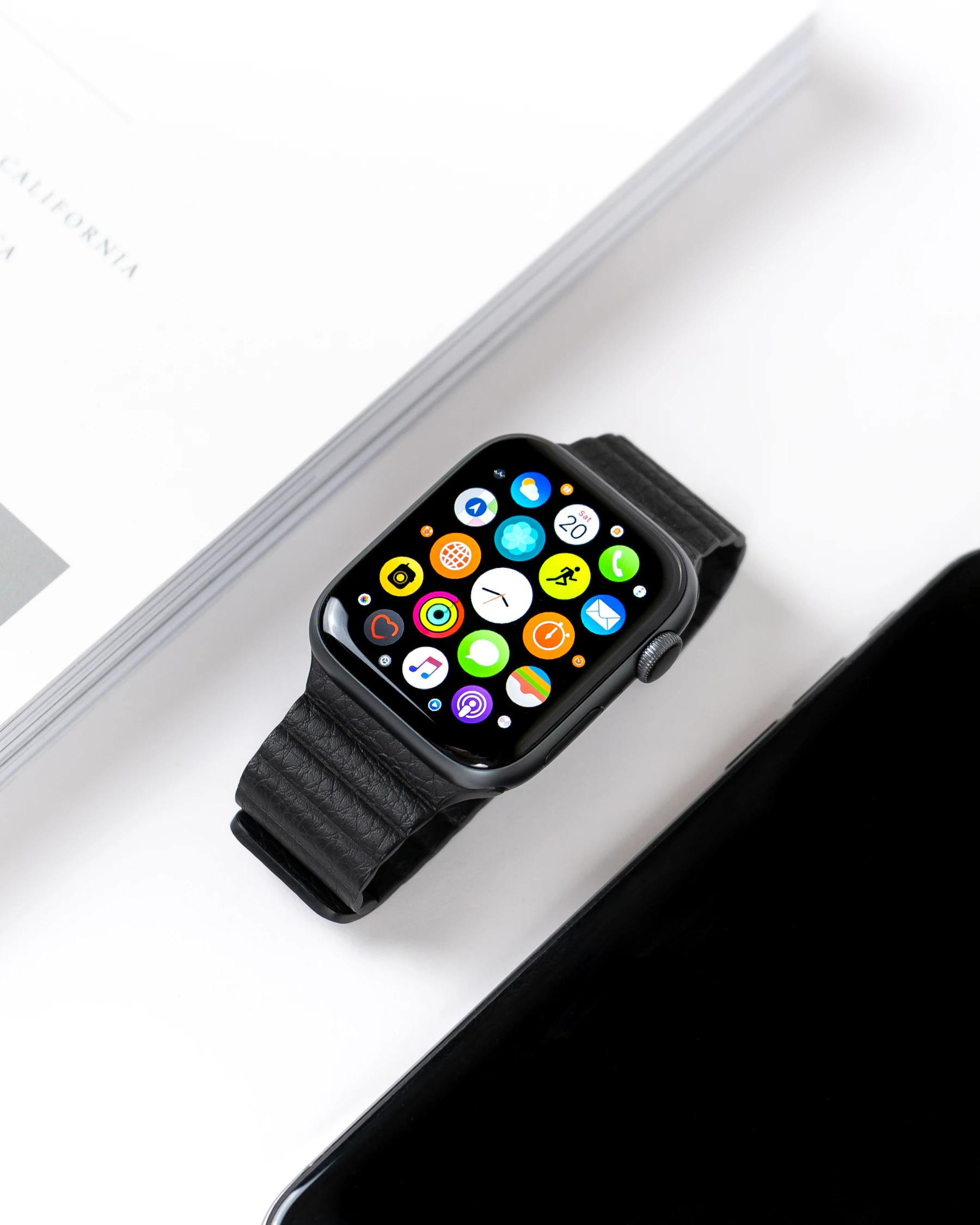 Trois montres connectées alignées : Apple Watch, Garmin, Withings ScanWatch