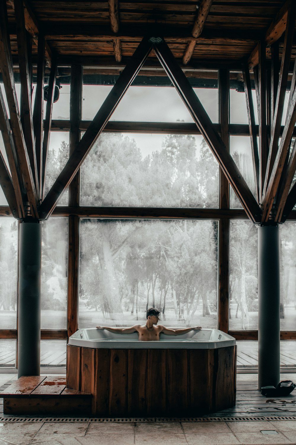 homme sur le bain à remous