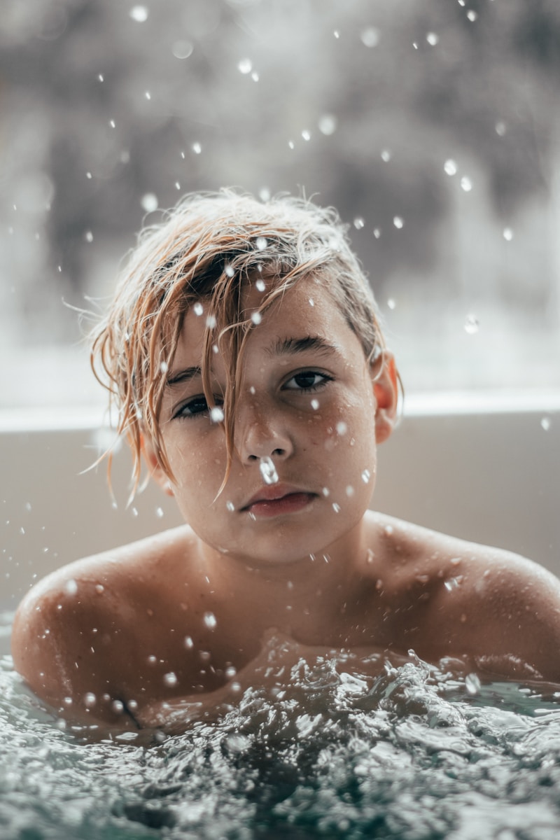 Ragazza in acqua fredda