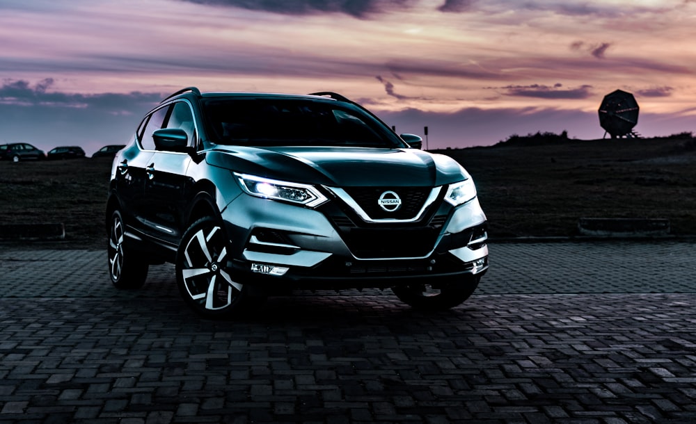 SUV Nissan Rogue grigio all'aperto durante la notte