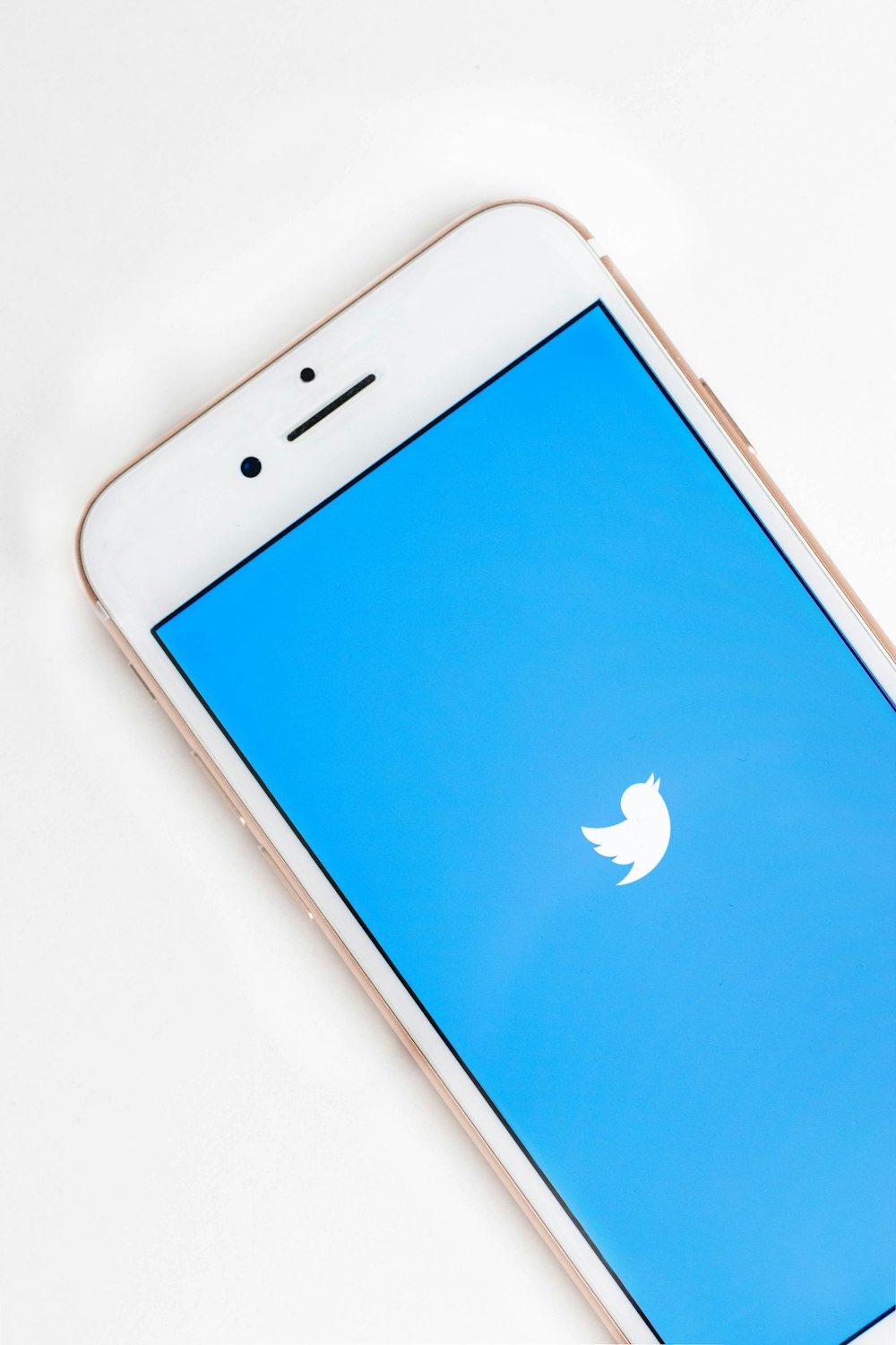 Apple iPhone 6s doré affichant le logo Twitter