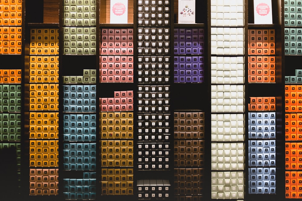 un mur de boîtes de différentes couleurs exposées