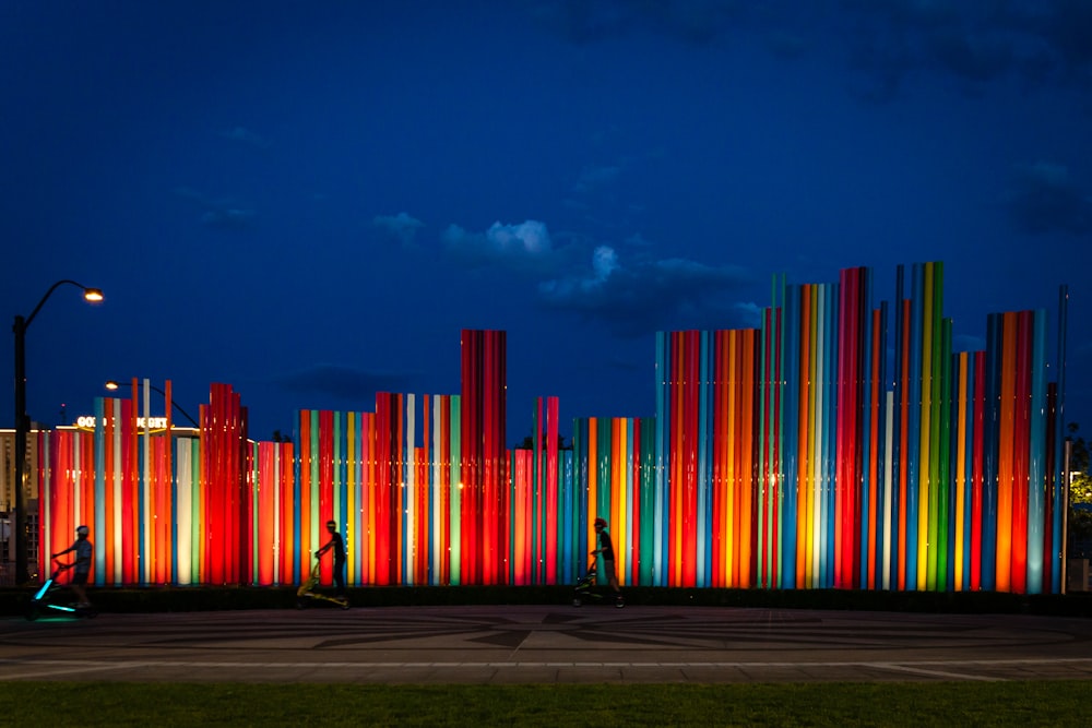 Mehrfarbig beleuchtete Parkmauer bei Nacht